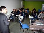 El defensor penal p&uacute;blico Joaqu&iacute;n Muller expone ante integrantes de organizaciones de pueblos ind&iacute;genas.