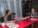 El locutor Marcelo Santib&aacute;&ntilde;ez conversa con el Defensor Regional de Tarapac&aacute;, en los estudios de Radio Paulina de Iquique.