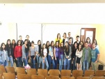 En la sala de clases, el curso con los expositores y la profesora Fabiola Gir&atilde;o.