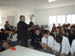 El Defensor Regional de Tarapac&aacute; y los alumnos del colegio &ldquo;&Ntilde;usta Kori&rdquo;.
