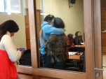 La defensora p&uacute;blica y su representado se fundieron en un emotivo abrazo tras el veredicto absolutorio.