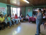 El abogado Jaime Venegas durante su exposici&oacute;n ante extranjeros residentes en Talca.