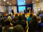 Eugenio S&aacute;ez y Mar&iacute;a Paz Sandoval durante uno de los dos encuentros con estudiantes de Los Sauces.