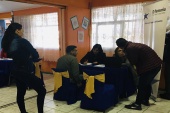 La jefa de estudios, Violeta Villalobos y la defensora penitenciaria, Viviana Luco atienden consultas de internos condenados en Copiap&oacute;.