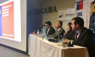 El defensor regional de Atacama, Ra&uacute;l Palma Olivares junto a los expositores del primer bloque del Seminario realizado en el sal&oacute;n J.J Vallejos.