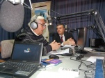 El conductor Fredy Hurtado aparece en primer plano, en pleno di&aacute;logo radial con el Defensor Regional de Tarapac&aacute;.
