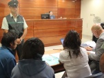El defensor Alejandro Cox, y la facilitadora intercultural In&eacute;s Flores, en la audiencia de formalizaci&oacute;n de los dos peruanos detenidos en el altiplano