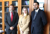 El Defensor Regional Carlos Mora y el jefe de Estudios Octavio Suf&aacute;n recibieron la visita de la SEREMI Carolina Lav&iacute;n
