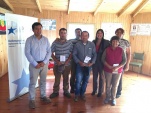.  Los facilitadores interculturales de la DPP con algunos miembros de la Comunidad Pichi Caram&aacute;vida tras la charla  realizada en Los &Aacute;lamos.  