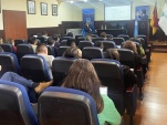 Los abogados Pablo Aranda y Nicol&aacute;s Cisternas durante una de las jornadas de capacitaci&oacute;n en Ecuador.