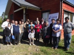 Los miembros de la comunidad junto al sociologo de la Defensor&iacute;a despu&eacute;s de la charla. 