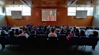 La Defensora Regional Metropolitana Norte, Daniela B&aacute;ez, en el auditorio del Centro de justicia con equipo de la DRMN participando de Cuenta P&uacute;blica. 