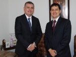 El Defensor Regional de Tarapac&aacute; entrega materia de difusi&oacute;n institucional al C&oacute;nsul General del Per&uacute; en Iquique.