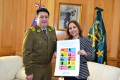 En un cordial encuentro la Defensora Regional entreg&oacute; al General Luis Avil&eacute;s afiches sobre derechos de los detenidos.