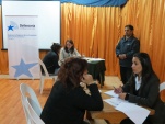 B&aacute;rbara Katz (al fondo) y Sandra Haro (en primer plano) atendieron las inquietudes de las imputadas internas en el CPF de Temuco.