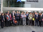 El grupo de magistrados mexicanos, captados justo frente a la entrada del edificio institucional de la DPP en el Centro de Justicia de Santiago.