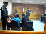 El defensor penal p&uacute;blico Fabi&aacute;n Espejo y la imputada en la audiencia. 