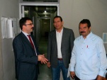 Ra&uacute;l Pimentel y Andr&eacute;s Espinoza (a la derecha), acompa&ntilde;ados por el abogado Rodrigo Lillo (izquierda), de la DRMS.