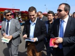 Subsecretario de Justicia, Ignacio Su&aacute;rez, el seremi de su cartera, Leonel Huerta y el Defensor Regional, Claudio G&aacute;lvez en feria libre en Arica