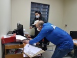 El defensor regional, Osvaldo Pizarro, gu&iacute;a a una de las personas en el proceso de retiro de su 10% de ahorro previsional en el CCP Biob&iacute;o