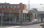 Para evitar multas a la concesionaria, la Direcci&oacute;n Regional de Gendarmer&iacute;a resolvi&oacute; traslado de 51 internos a pernales del sur de Chile. 