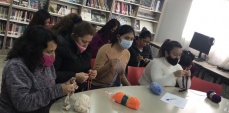 Mujeres privadas de libertad en CCP Copiap&oacute;, dando los primeros pasos en su aprendizaje de crochet.