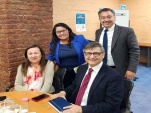  El Defensor Regional (de pie) con los expositores y Seremi de Justicia.