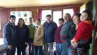 Defensora Lucy Catal&aacute;n y el Facilitador Intercultural Horacio Cheuquelaf junto a algunos miembres de la comunidad Antonio Huillipan