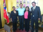 Johanny Castillo y Karen Torres fueron acompa&ntilde;adas por el defensor Boris Hrzic (a la derecha). En la imagen, junto al alcaide de la ex Penitenciar&iacute;a.