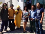 La defensora penal p&uacute;blico Violeta Alvarez, junto a testigos y amigos rastafari de Julio Maturana -polera cuadrille- absuelto por cultivo de marihuana