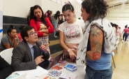 Cuatro defensores m&aacute;s los directivos atendieron a m&aacute;s de 50 mujeres en la Feria de Servicios 8M.
