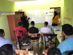 El defensor penal juvenil, Anguel Guerrero junto a la asistente social, Yesenia Cort&eacute;s dan a conocer la Ley de Responsabilidad Penal Adolescente.