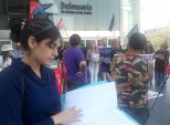 Defensora Mar&iacute;a Paz Baham&oacute;ndez lee l decisi&oacute;n de no perseverar de la Fiscal&iacute;a. Al fondo la directora de Fundaci&oacute;n Daya Ana Mar&iacute;a Gazmuri con la prens