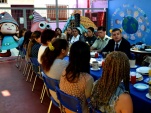 El Defensor Regional de Tarapac&aacute; saluda a las madres de lactantes, internas en el penal de Iquique, al inicio del desayuno por el D&iacute;a de la Mujer.