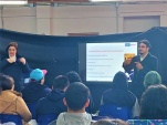 Carla P&eacute;rez Trigo y Felipe Zapada durante una de sus exposiciones en el colegio de El Quisco.