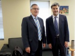 El diputado Sald&iacute;var (izquierda) entreg&oacute; al Defensor Nacional copia de los dos proyectos de ley que impulsa.