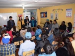 Janett G&oacute;mez (de azul), secretaria de la Casa del Migrante, agradece la reci&eacute;n terminada charla de la Defensor&iacute;a.  
