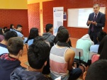 El Jefe de Estudios, Sergio Zenteno junto a alumnos y alumnas de educaci&oacute;n media del Colegio Cardenal Ra&uacute;l Silva Henr&iacute;quez