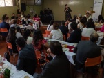 La actriz Javiera Contador durante su presentaci&oacute;n ante internas del CPF Santiago
