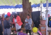 La asistente social, Yesenia Cortes difunde el quehacer institucional en actividad realizada en Plaza de Armas de Copiap&oacute;.