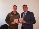 El Defensor Regional  (S) hace entrega del material gr&aacute;fico al subcomisario de los servicios de la segunda Comisaria de Concepci&oacute;n. 