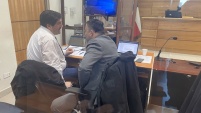 Durante un receso de la audiencia los defensores Borquez y Lillo revisan la mejor estrategia de defensa