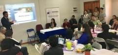 El jefe de estudios, Boris Hrzic agradece la activa participaci&oacute;n de los vecinos de Juan Pablo II en la charla sobre "Proyecto Inocentes".