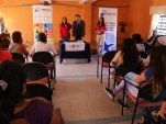 El Jefe de Estudios (s) Francisco Concha, la Asesora Jur&iacute;dica, Patricia Lefever y la alumna en pr&aacute;ctica Griselda Torres en di&aacute;logo con imputadas.