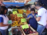 La Facilitadora Intercultural, In&eacute;s Flores y el Encargado UAGD, entregando folleter&iacute;a de Defensa Ind&iacute;gena a los locatarios de ASOAGRO en Arica