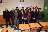 El Defensor Regional, Jos&eacute; Luis Craig, junto a algunos de los alumnos del Liceo de Retiro que participaron en la actividad.