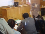 Defensores Lucy Catal&aacute;n y Enoc S&aacute;ez,  en audiencia de control de detenci&oacute;n y formalizaci&oacute;n de gendarme en Tribunal de Garant&iacute;a de Temuco