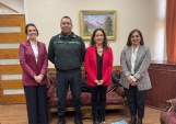 La Defensora Regional Metropolitana Norte, Daniela B&aacute;ez, en uno de los recintos penales de Colina II, junto al Alcaide Mart&iacute;n Garc&iacute;a.