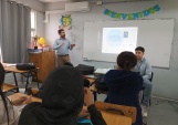 El defensor penal Joaqu&iacute;n M&uuml;ller, en un colegio de la comuna de Pe&ntilde;alol&eacute;n dictando una charla a estudiantes de b&aacute;sica.