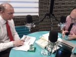 Osvaldo Pizarro, Defensor Regional del Biob&iacute;o,  durante la entrevista con Alfredo Garc&iacute;a, en  los estudios de radio El Conquistador